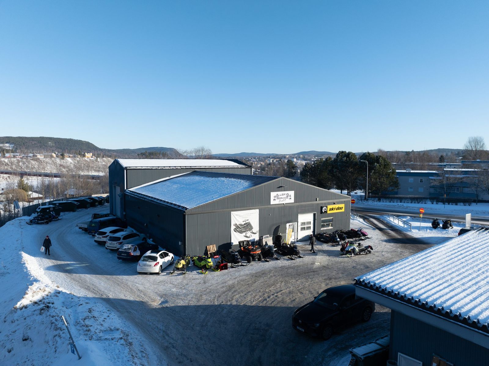 Sollefteå Service Center på Långgatan 17 i Sollefteå, fotograferat från luften en solig vinterdag