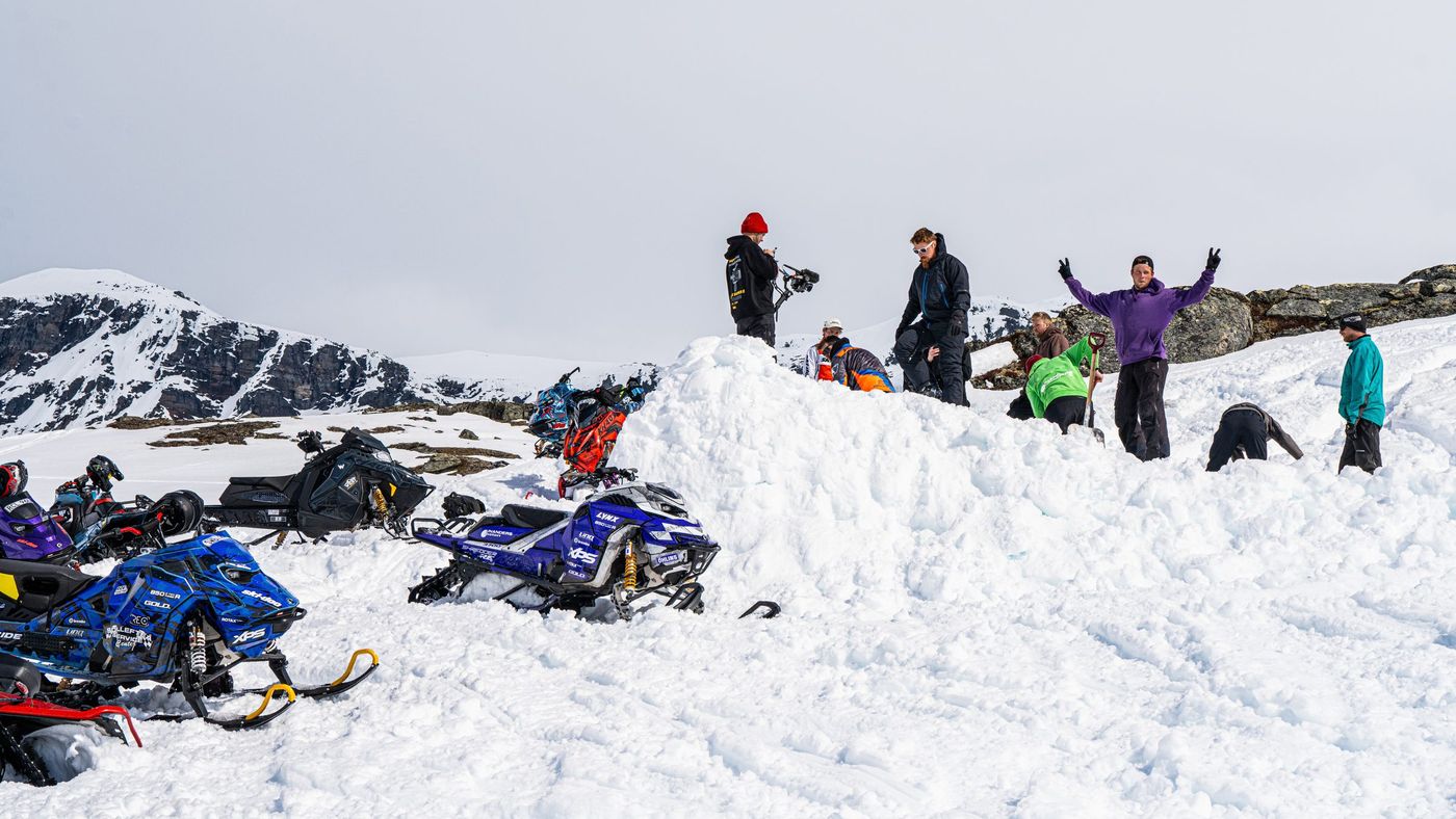 Skoteråkare samlade med sina skotrar på fjället
